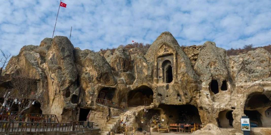 Türkiye’nin en eski yerleşimlerinden! Binlerce yıllık kaya evleri ve peri bacaları… Ama burası Kapadokya değil! 2